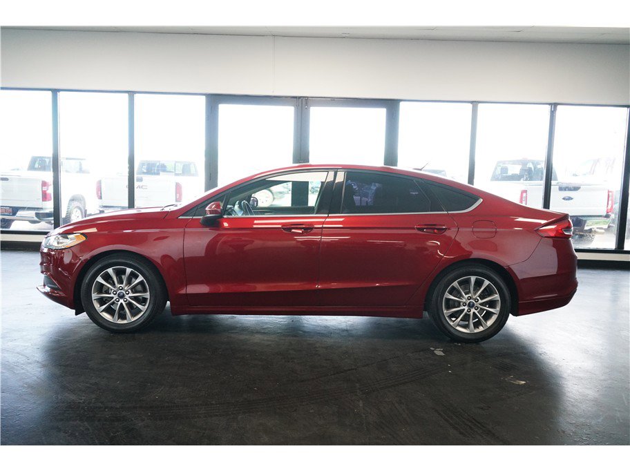 Used 2017 Ford Fusion SE w/ Fusion SE Technology Package FWD image 4