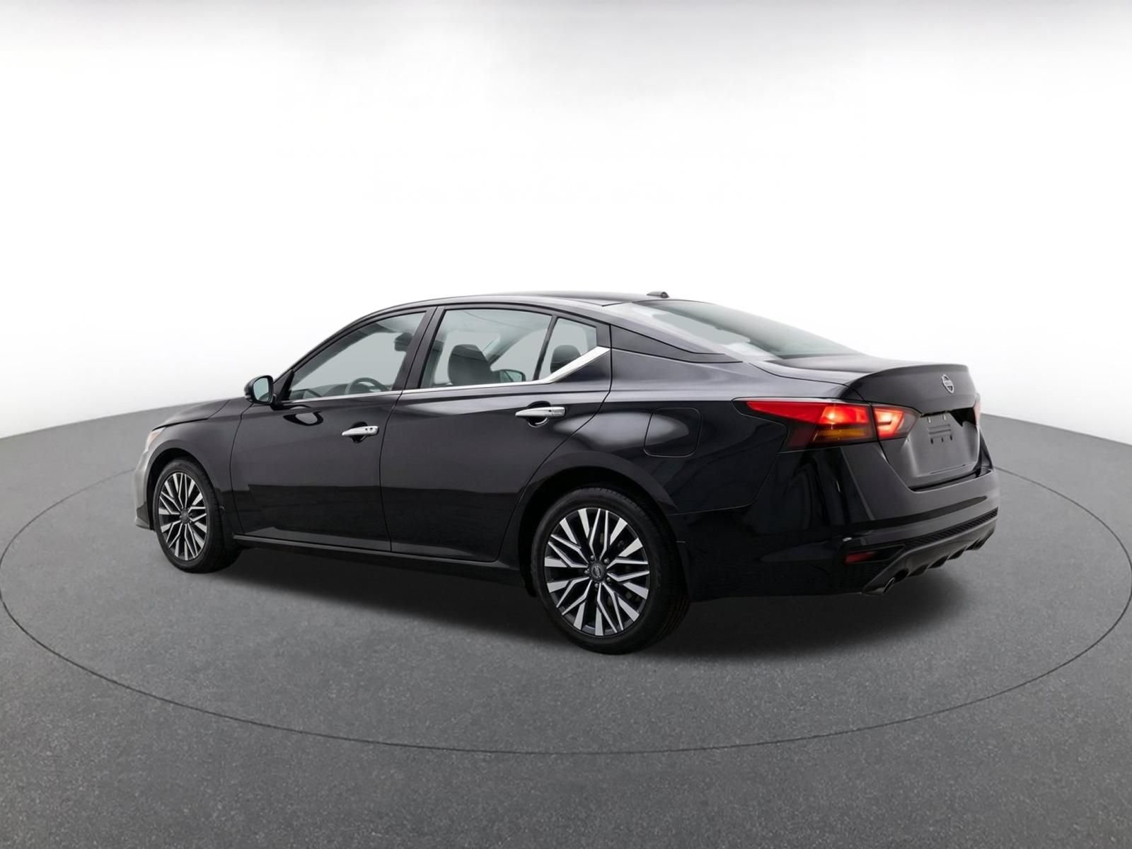 Used 2025 Nissan Altima 2.5 SV FWD image 6