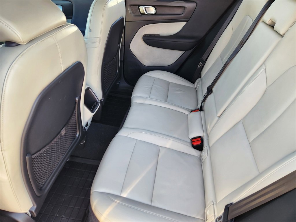 Used 2020 Volvo XC40 T5 Momentum w/ Protection Package Premier image 29