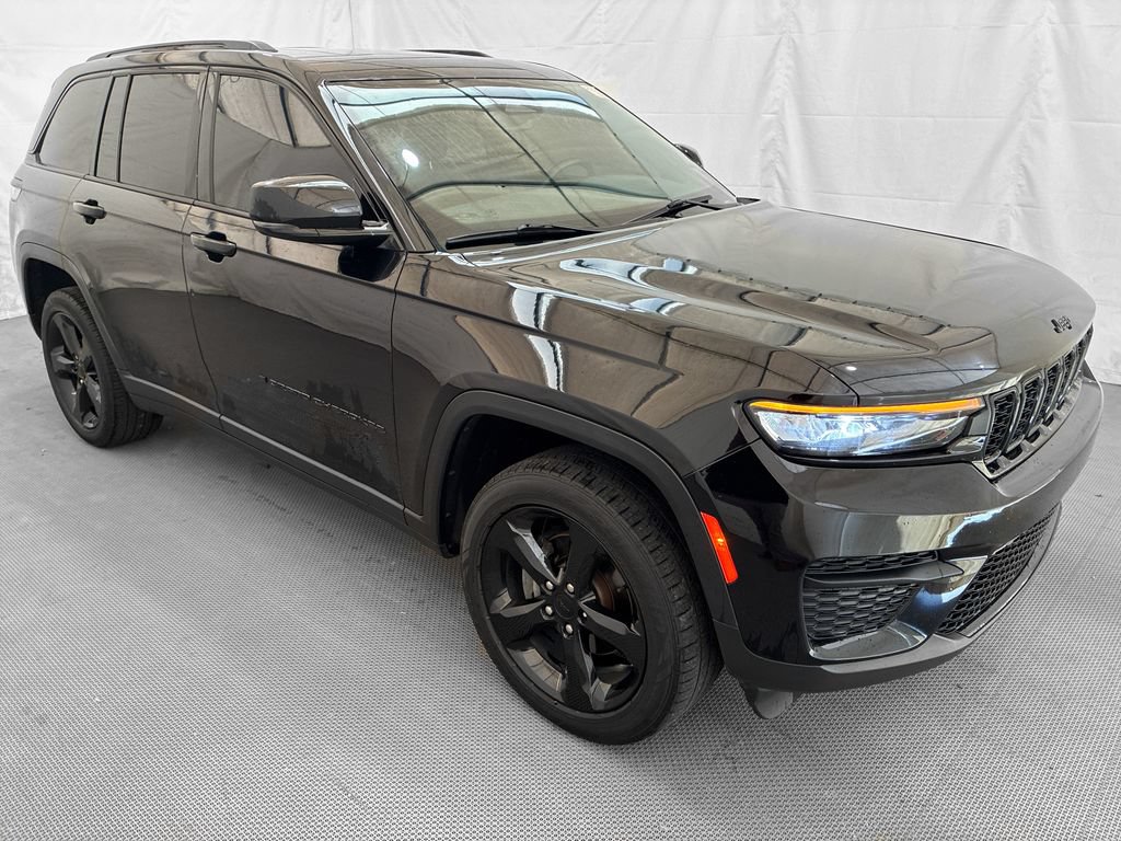 Used 2023 Jeep Grand Cherokee Altitude AWD/4WD image 10
