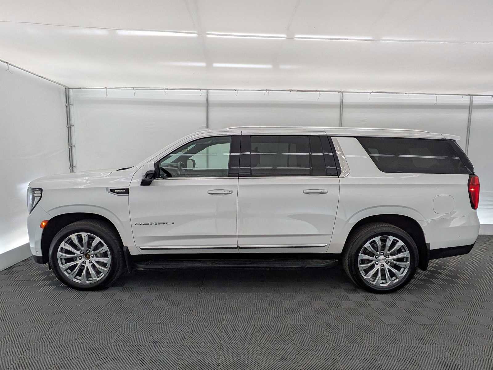 Used 2023 GMC Yukon XL Denali w/ Advanced Technology Package AWD/4WD image 3