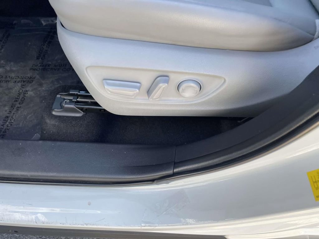 Used 2023 Toyota Highlander XLE AWD/4WD image 29