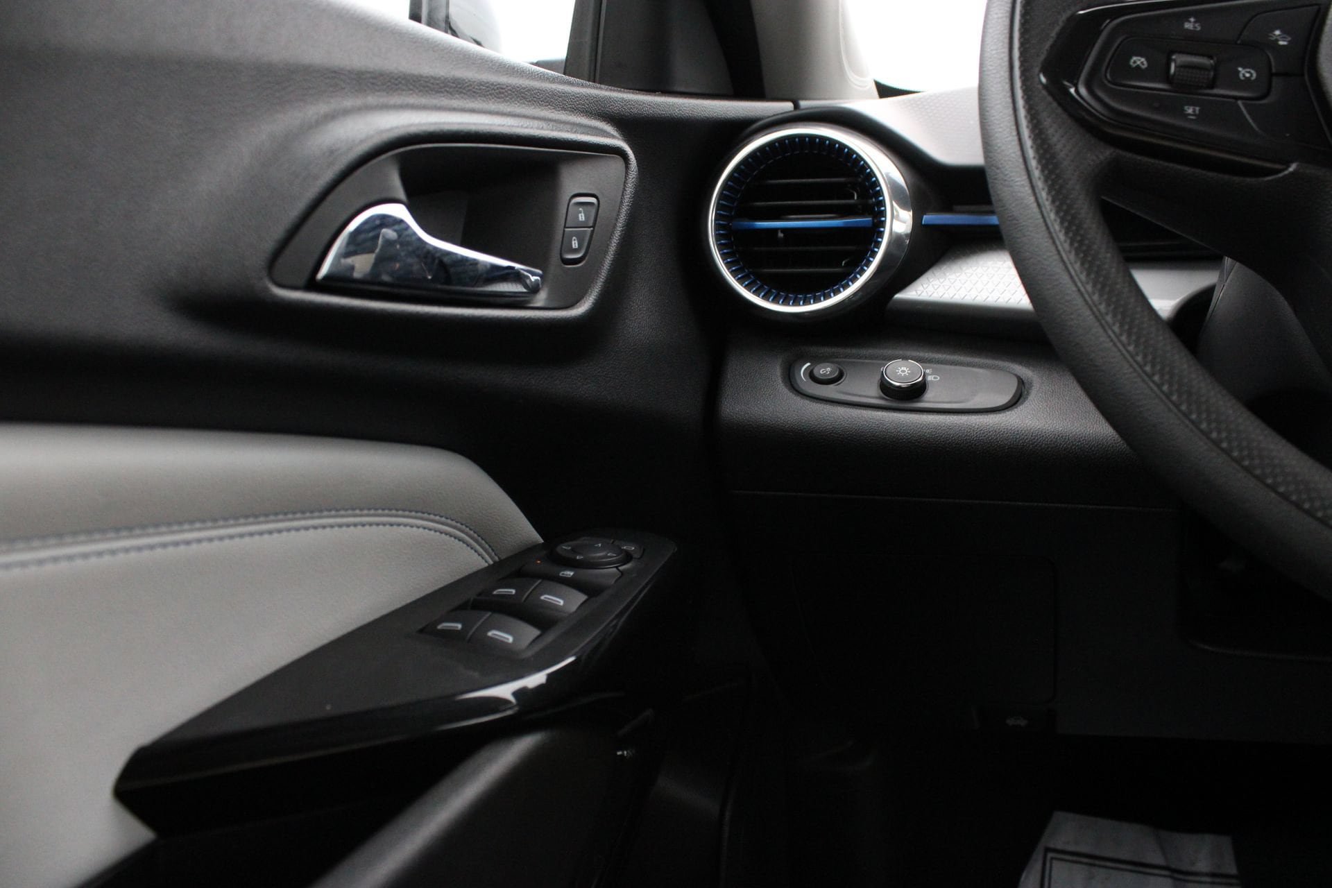 Used 2025 Chevrolet Trax LT FWD image 22
