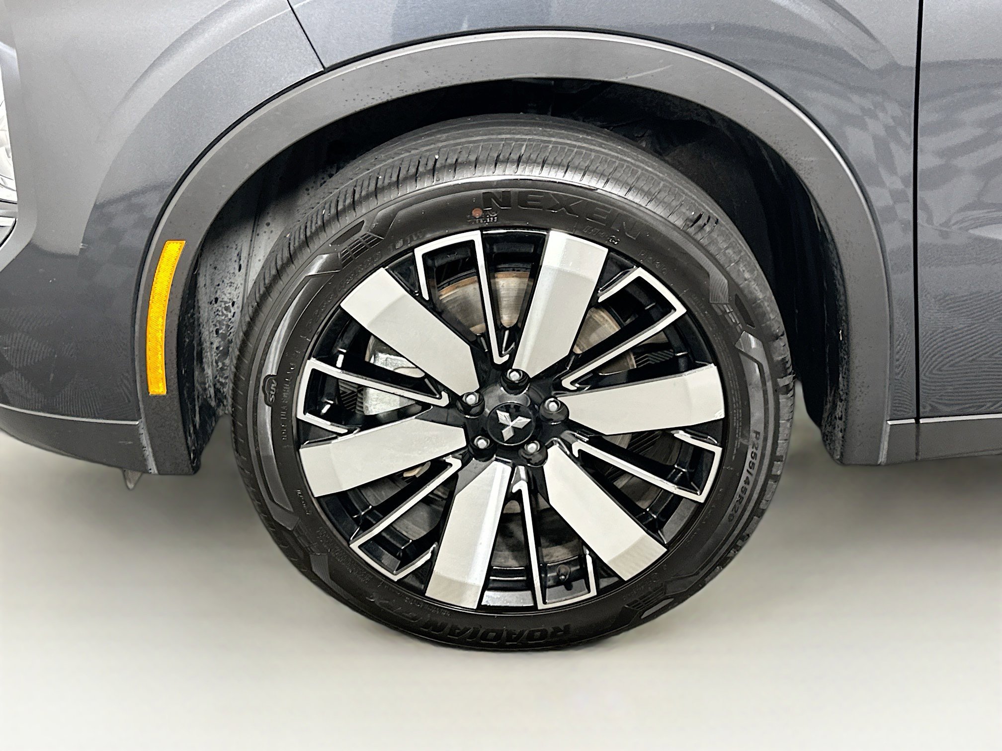 Used 2025 Mitsubishi Outlander SE image 11