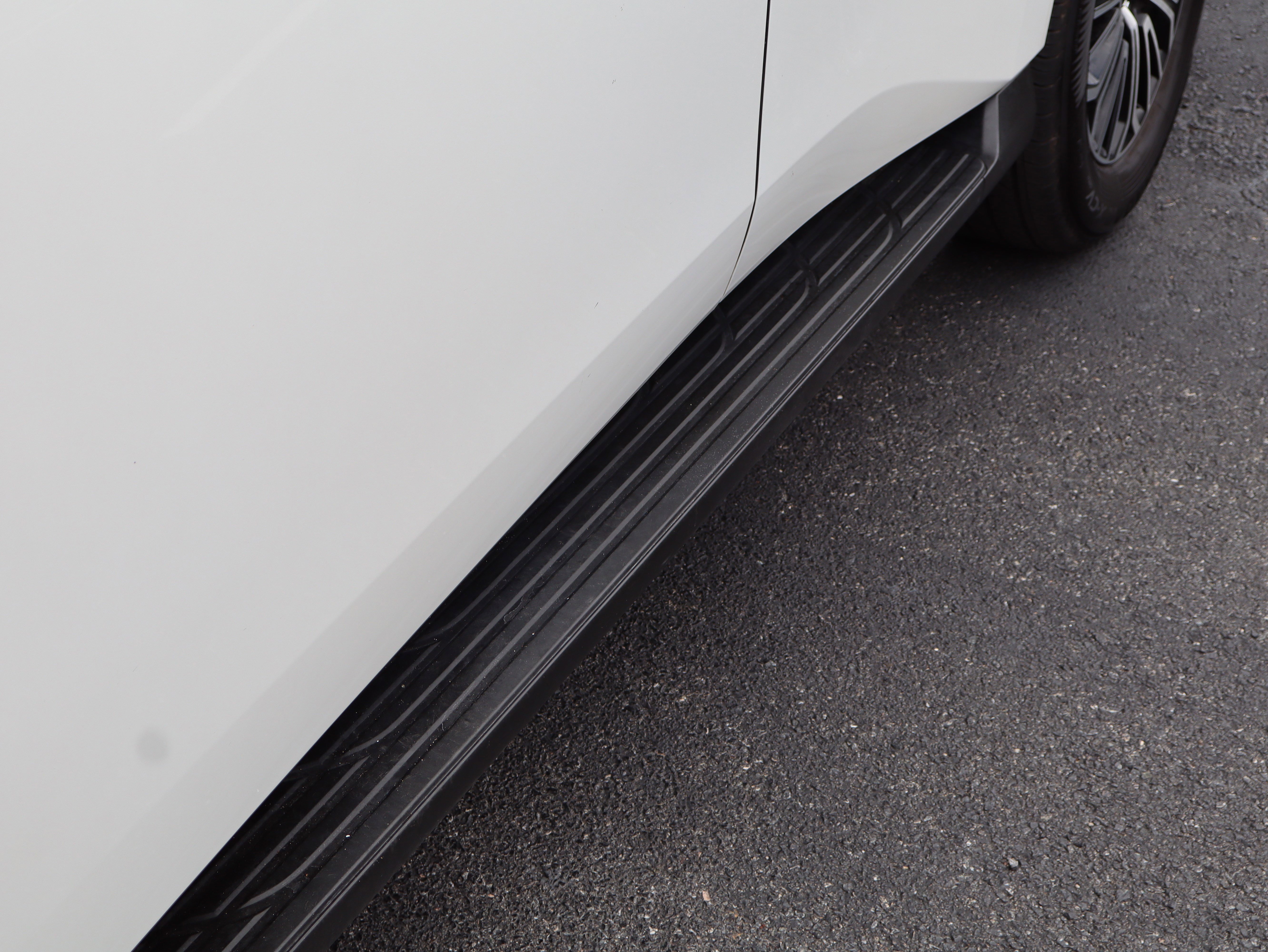 Used 2025 Nissan Armada SL w/ Captain's Chari Seat Package image 15