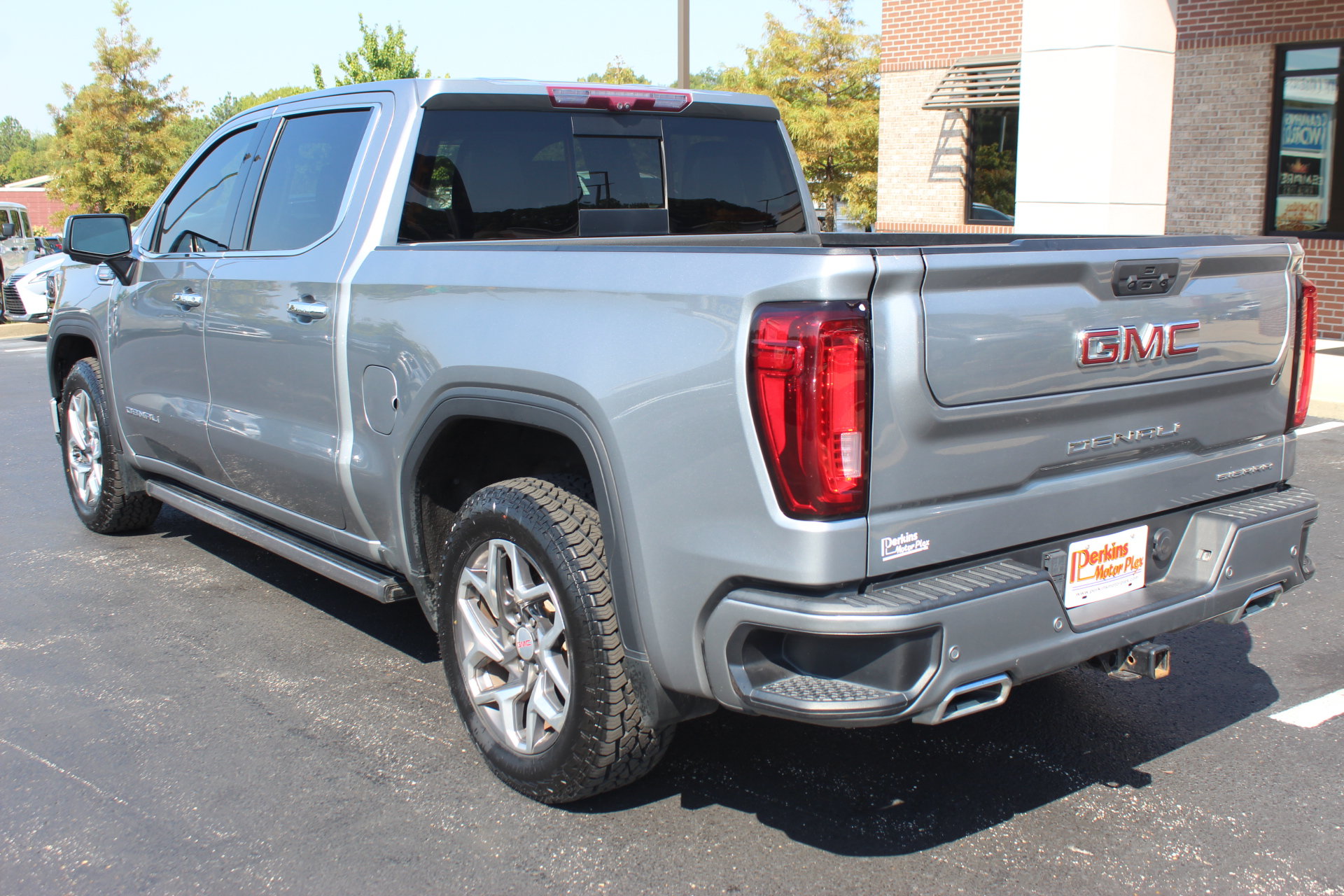 Used 2023 GMC Sierra 1500 Denali w/ Technology Package AWD/4WD image 9
