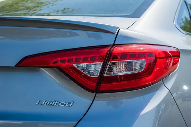 Used 2015 Hyundai Sonata Limited w/ Option Group 06 FWD image 8