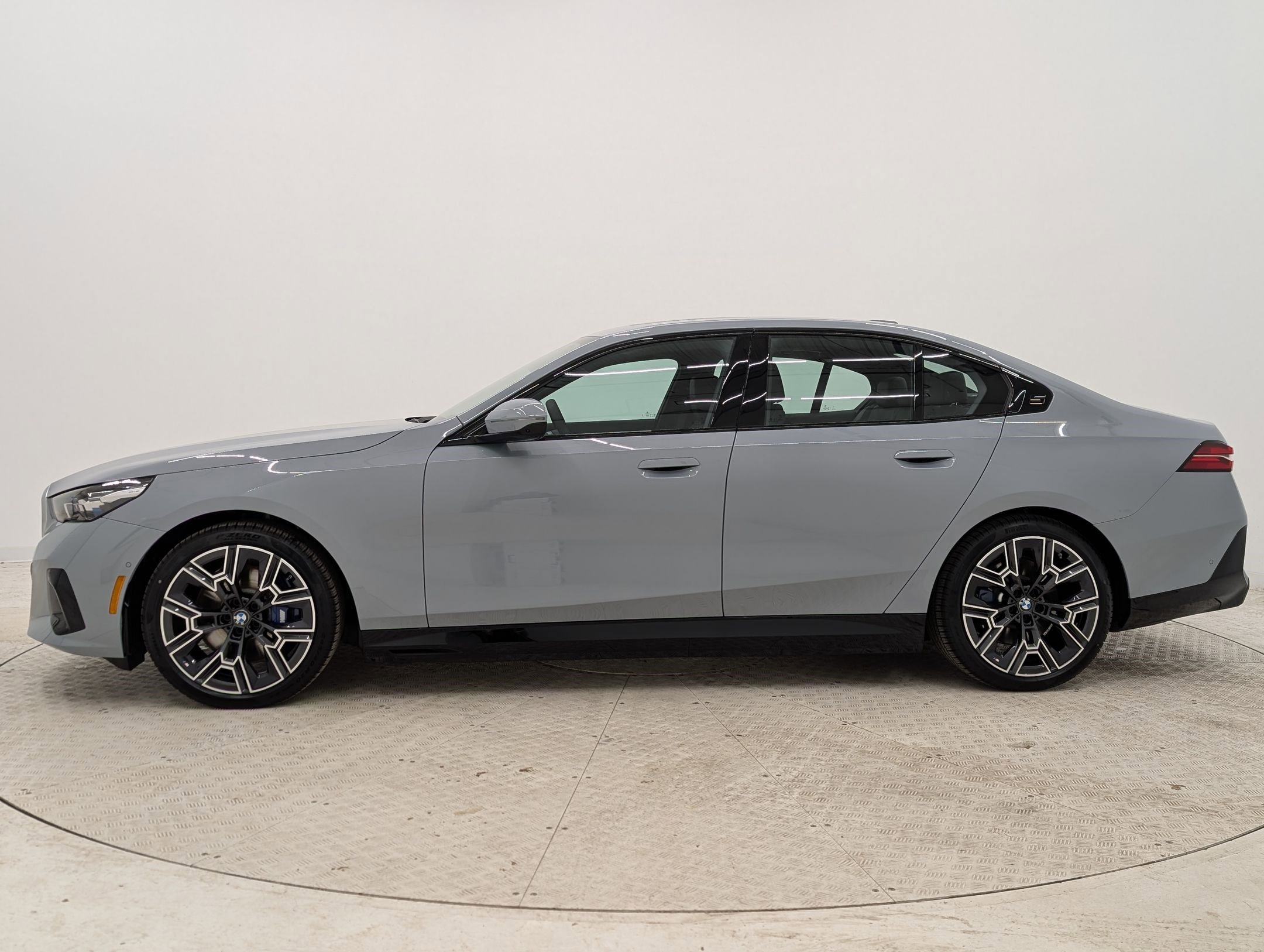 New 2026 BMW i5 eDrive40 w/ M Sport Package RWD image 2