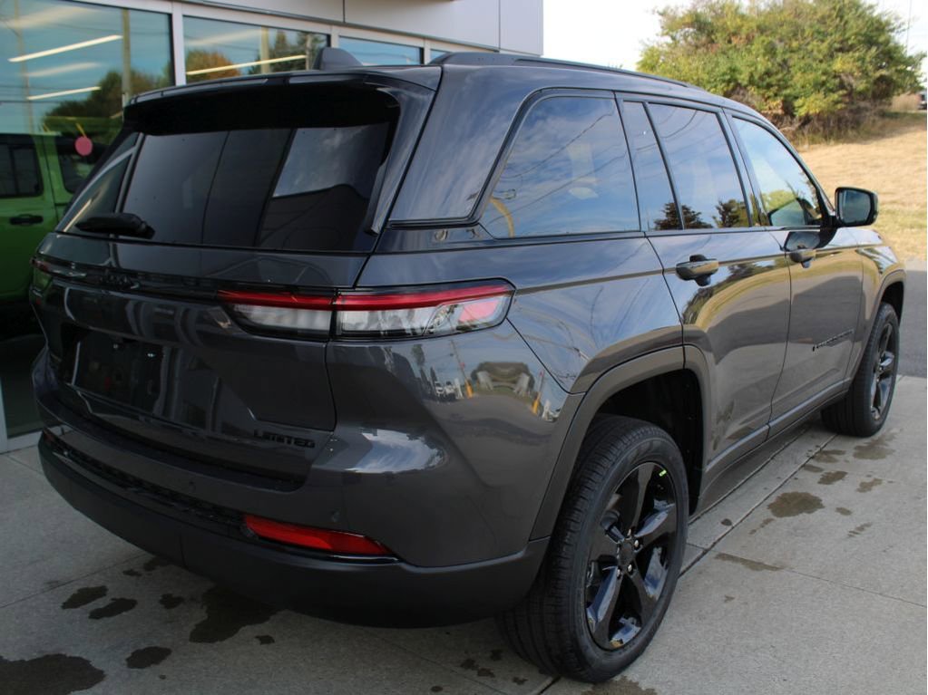 New 2025 Jeep Grand Cherokee Limited w/ Black Appearance Package image 4