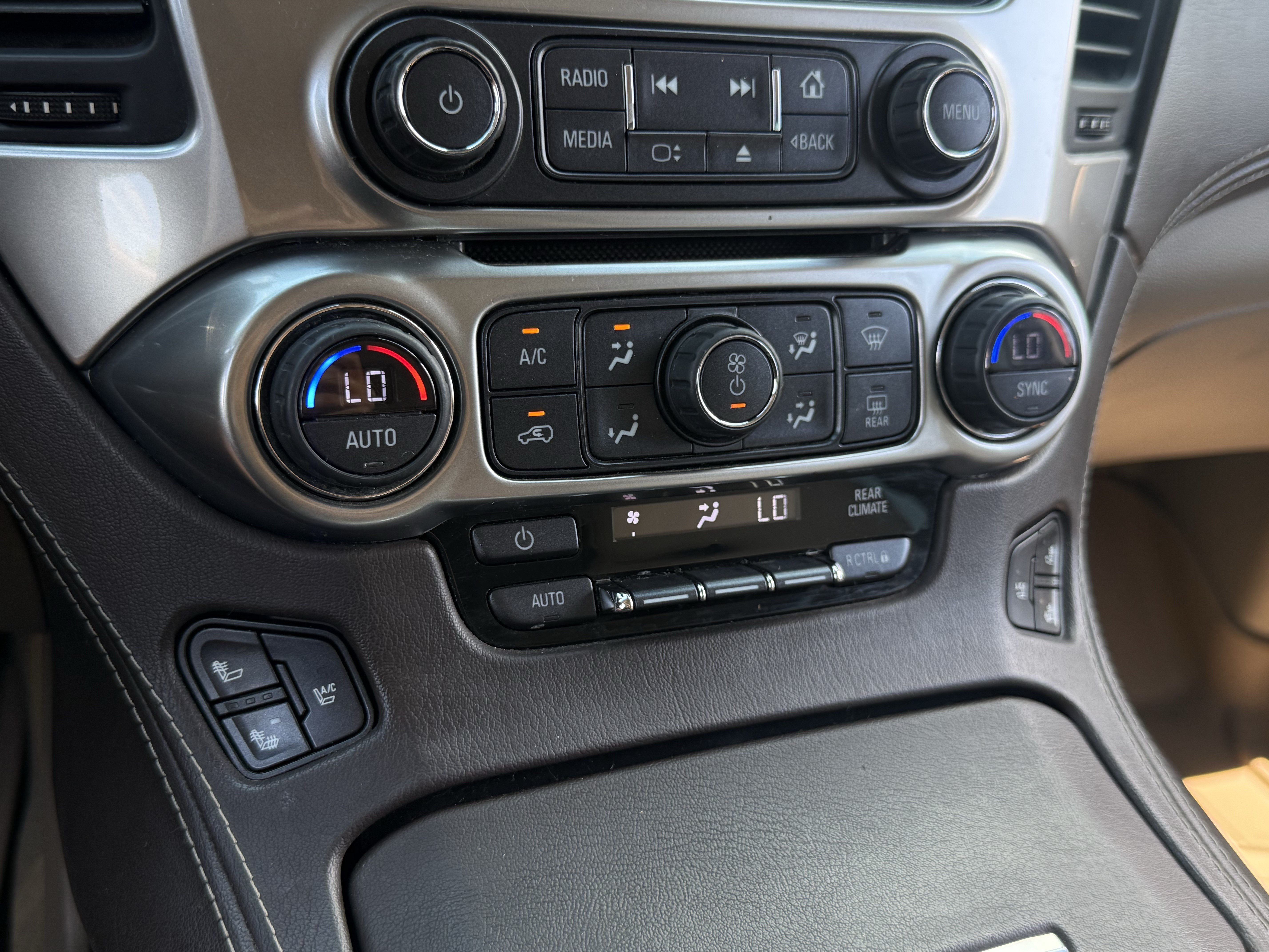 Used 2016 Chevrolet Suburban LTZ RWD image 28