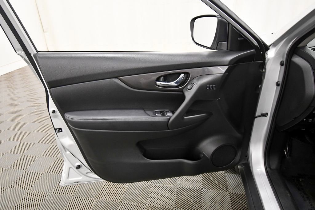 Used 2019 Nissan Rogue SV w/ Premium Package image 13