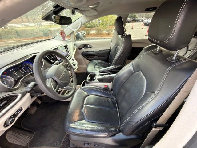 Used 2022 Chrysler Pacifica Touring-L image 5