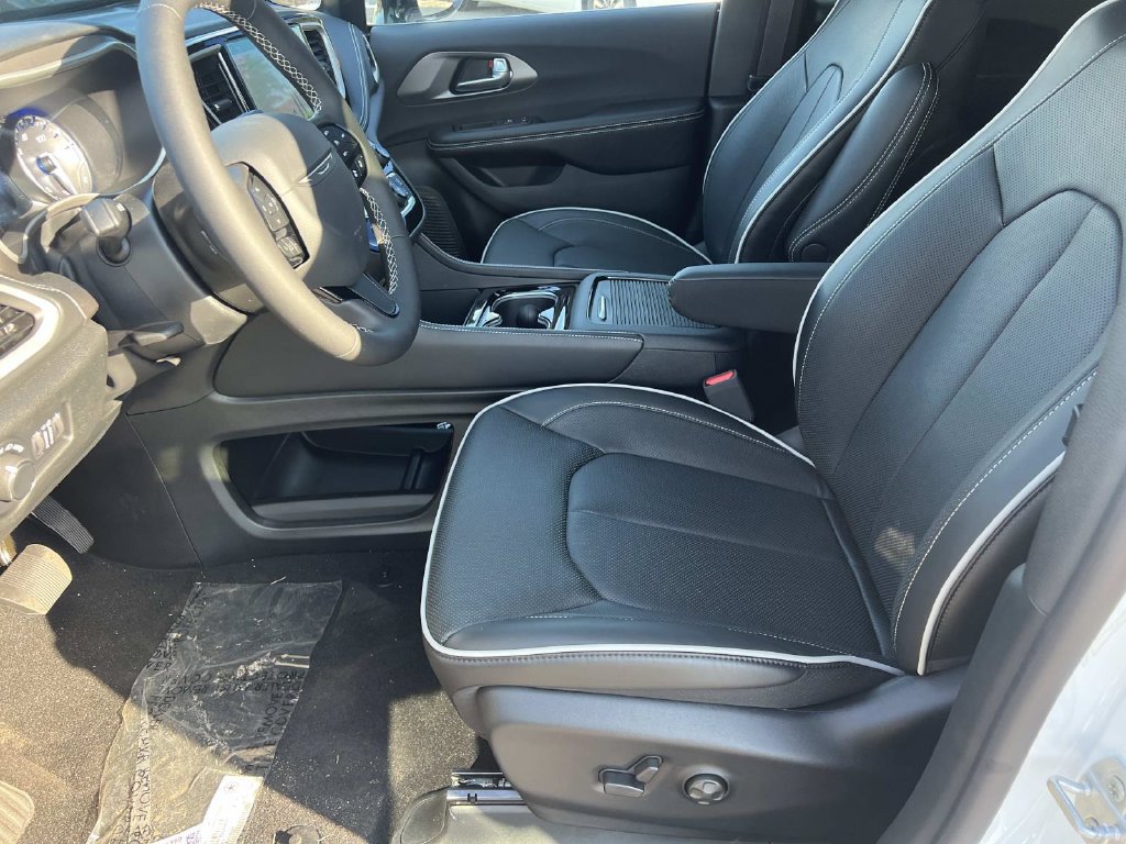 New 2027 Chrysler Pacifica Limited AWD/4WD image 18