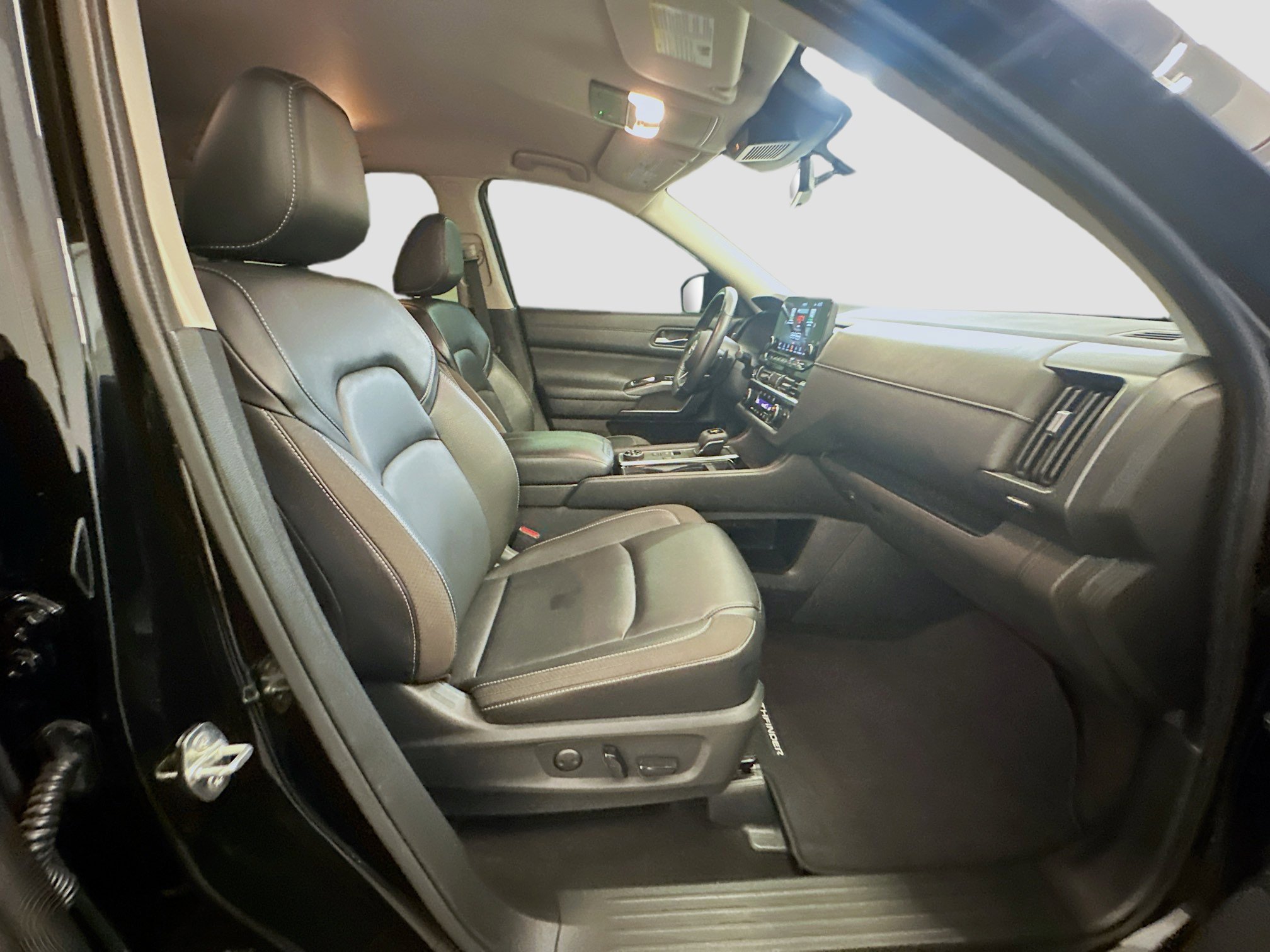 Used 2023 Nissan Pathfinder SL AWD/4WD image 33