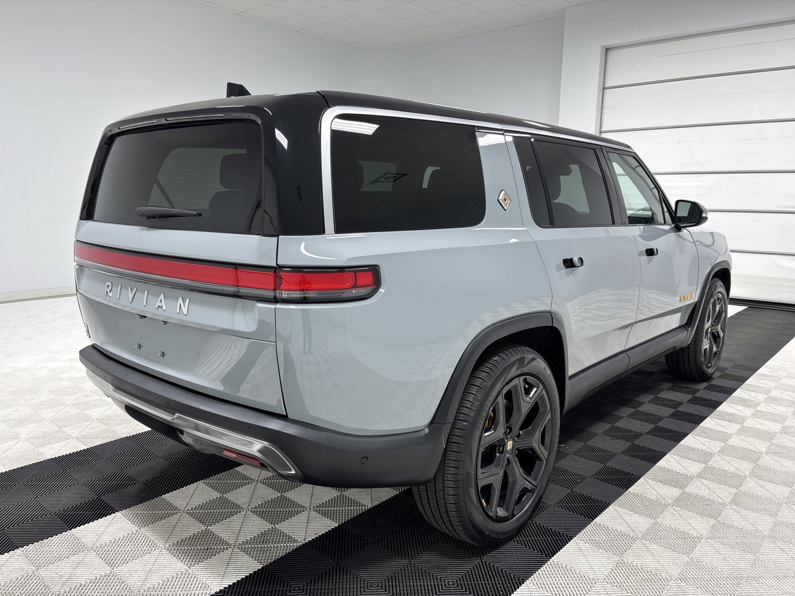 Used 2022 Rivian R1S Launch Edition image 5