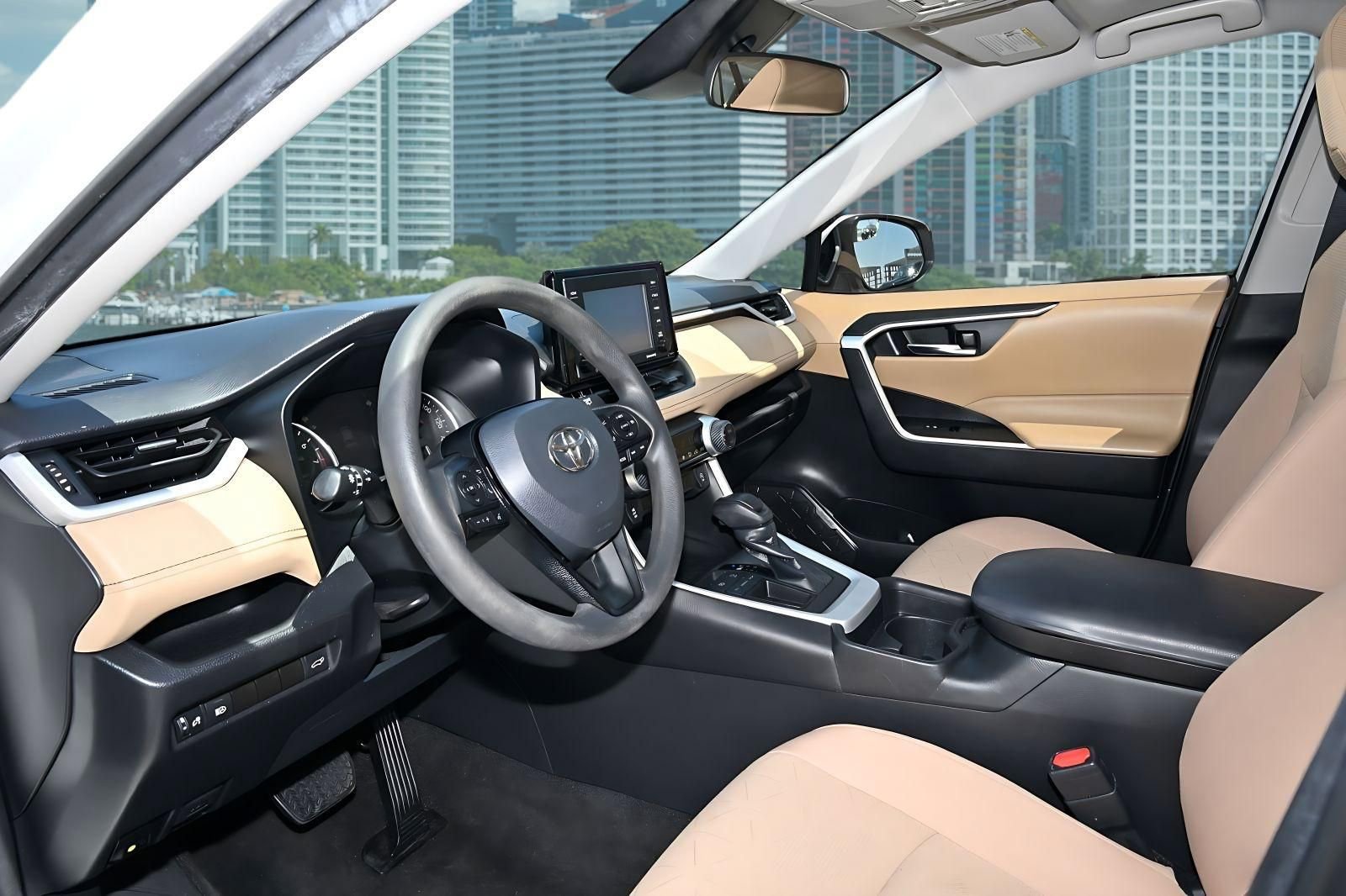 Used 2021 Toyota RAV4 XLE w/ Convenience Package FWD image 14