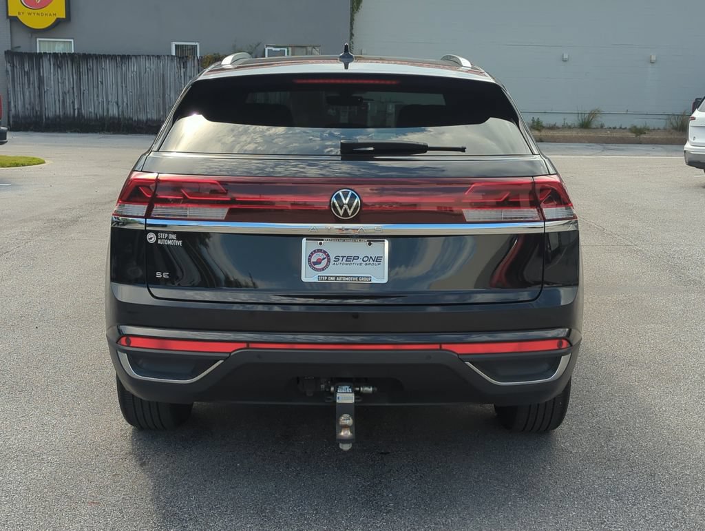 Used 2024 Volkswagen Atlas Cross Sport SE w/ Panoramic Sunroof Package FWD image 5