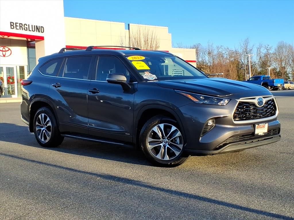 Used 2023 Toyota Highlander XLE image 2