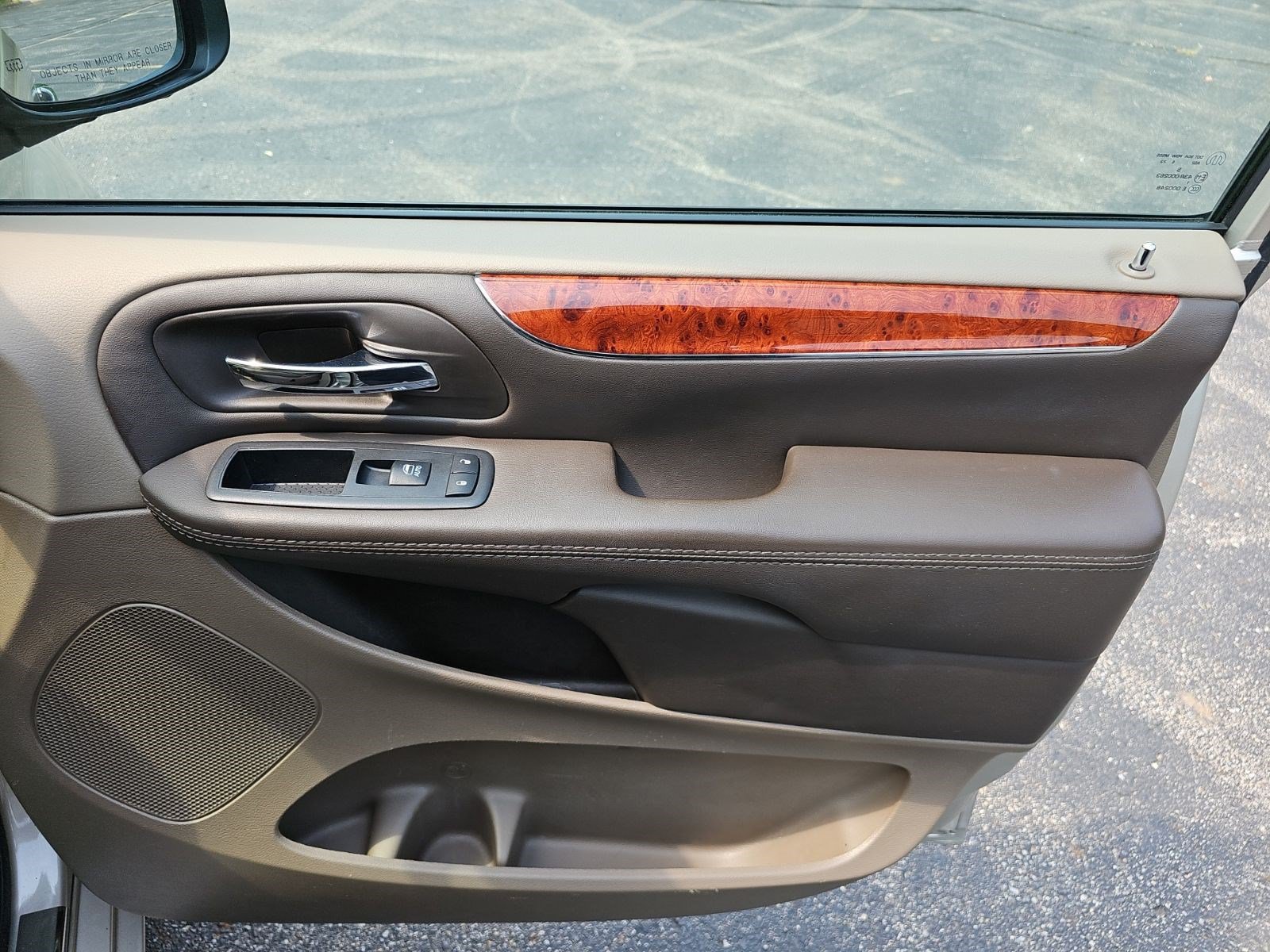 Used 2016 Chrysler Town & Country Touring-L w/ Driver Convenience Group FWD image 16