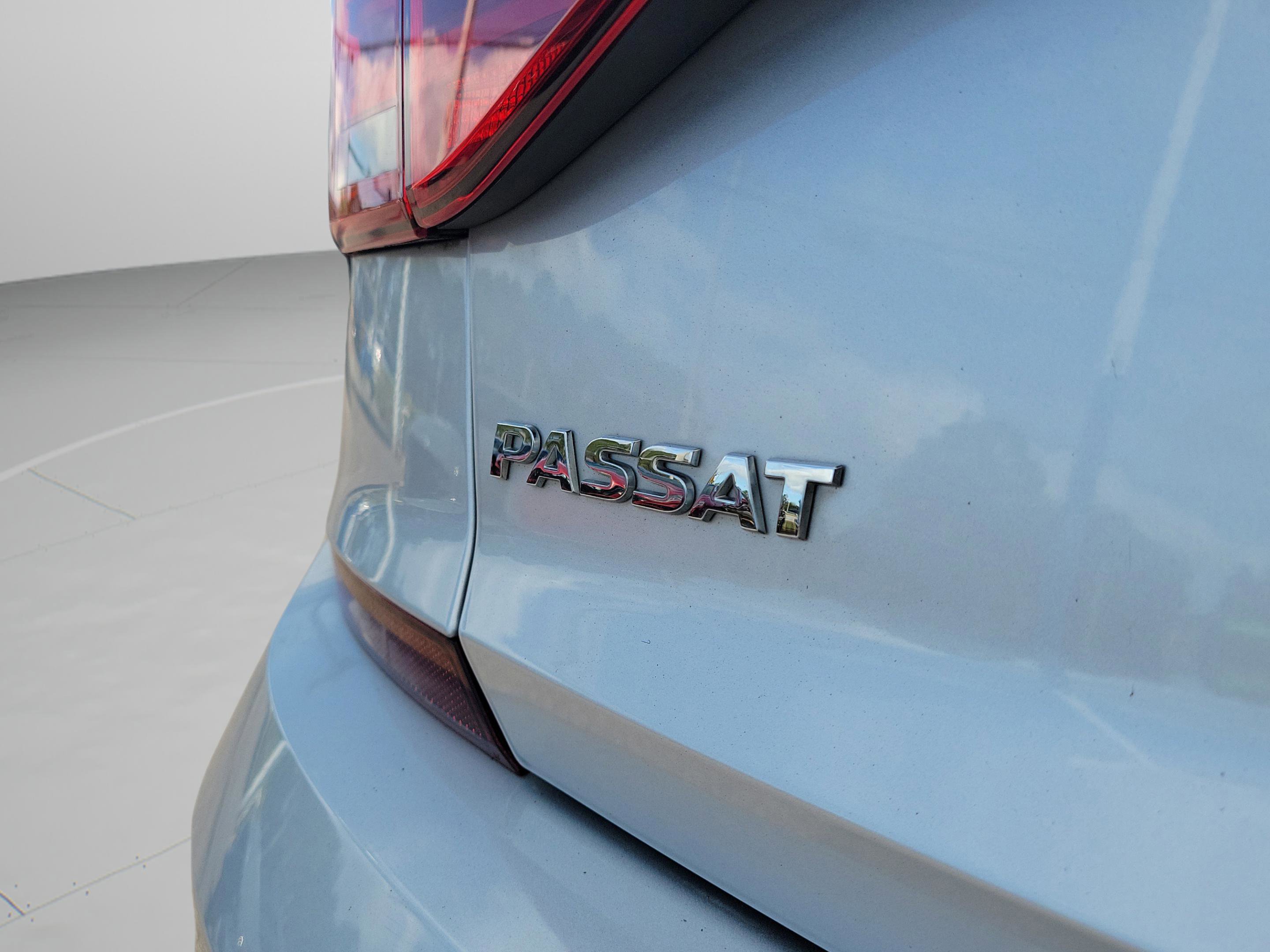 Used 2018 Volkswagen Passat 2.0T R-Line w/ R-Line Lighting Package image 6