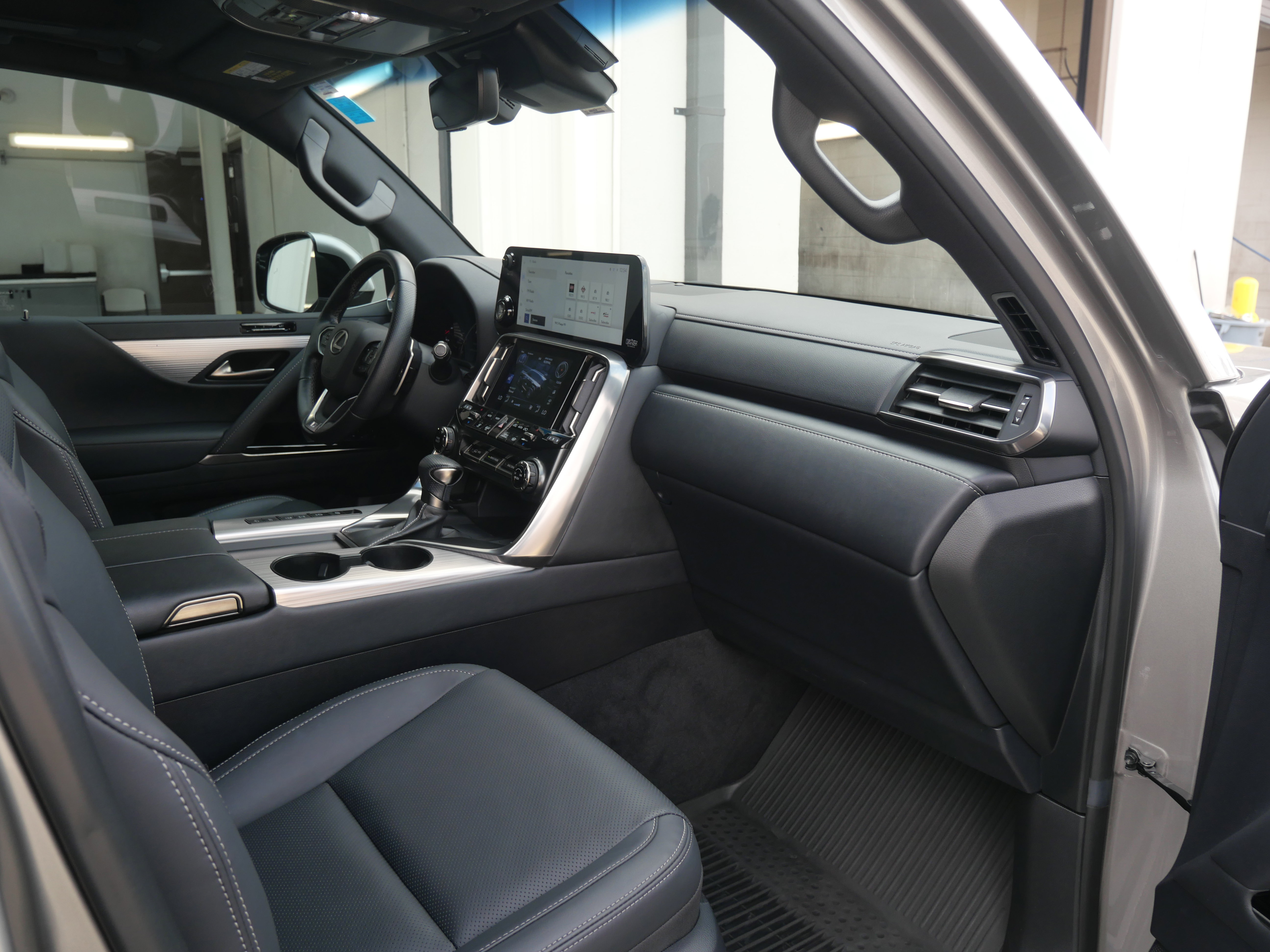 Used 2023 Lexus LX 600 F Sport image 15