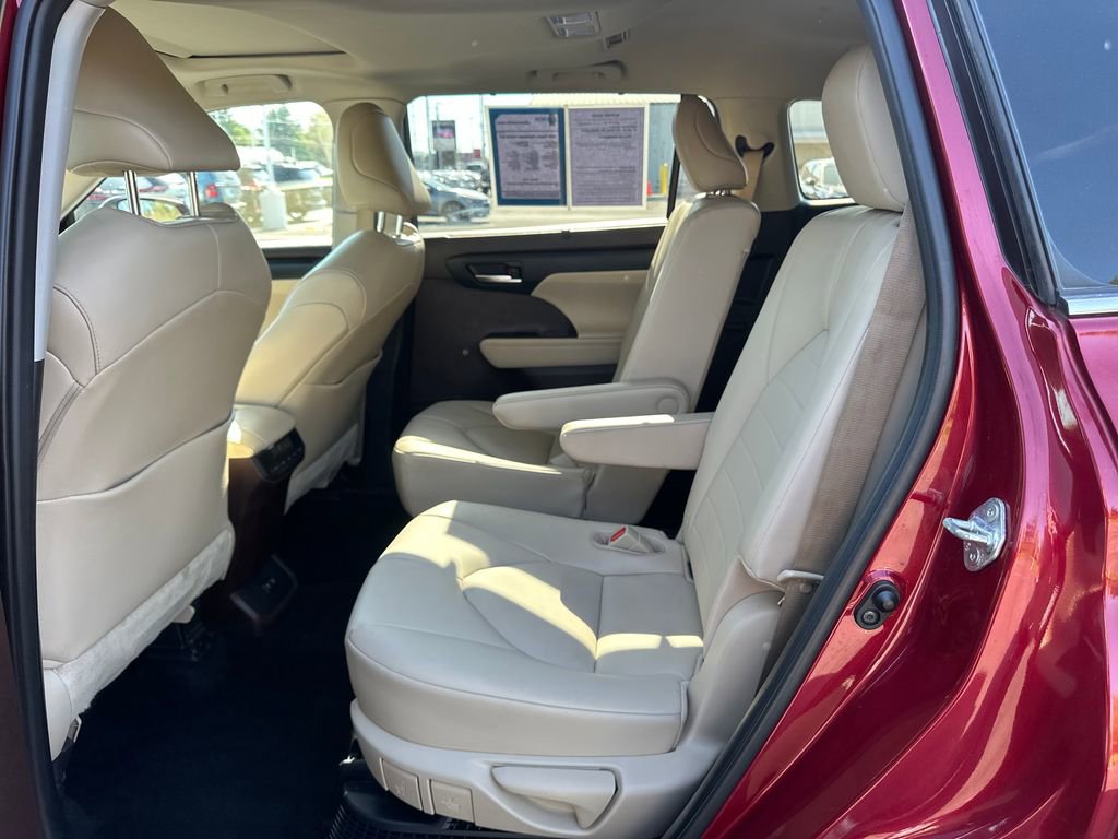 Used 2020 Toyota Highlander XLE AWD/4WD image 16
