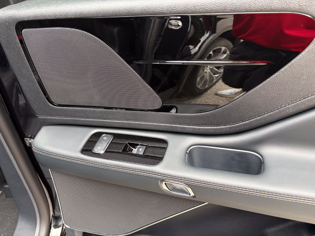 New 2026 Lincoln Aviator AWD image 30