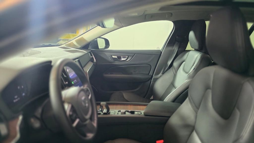 Used 2025 Volvo V60 B5 Cross Country Plus image 17