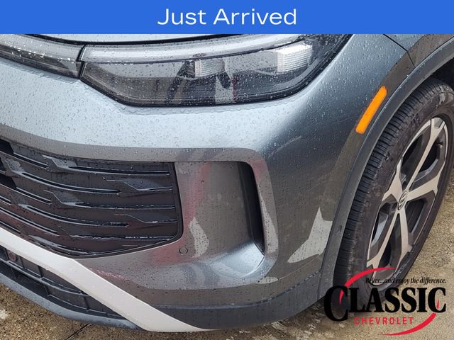 Used 2025 Volkswagen Tiguan SE AWD/4WD image 8