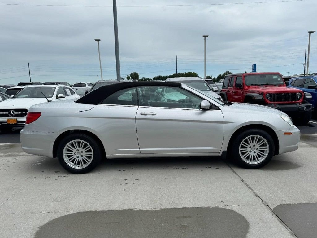 Used 2010 Chrysler Sebring Touring FWD image 2