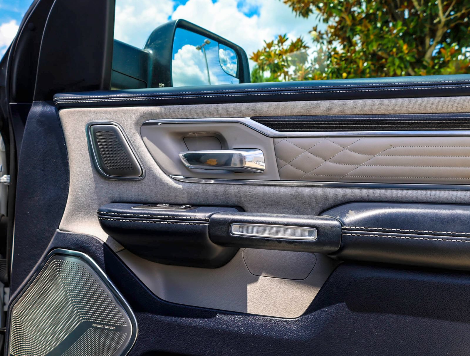 Used 2023 RAM 1500 Limited AWD/4WD image 12