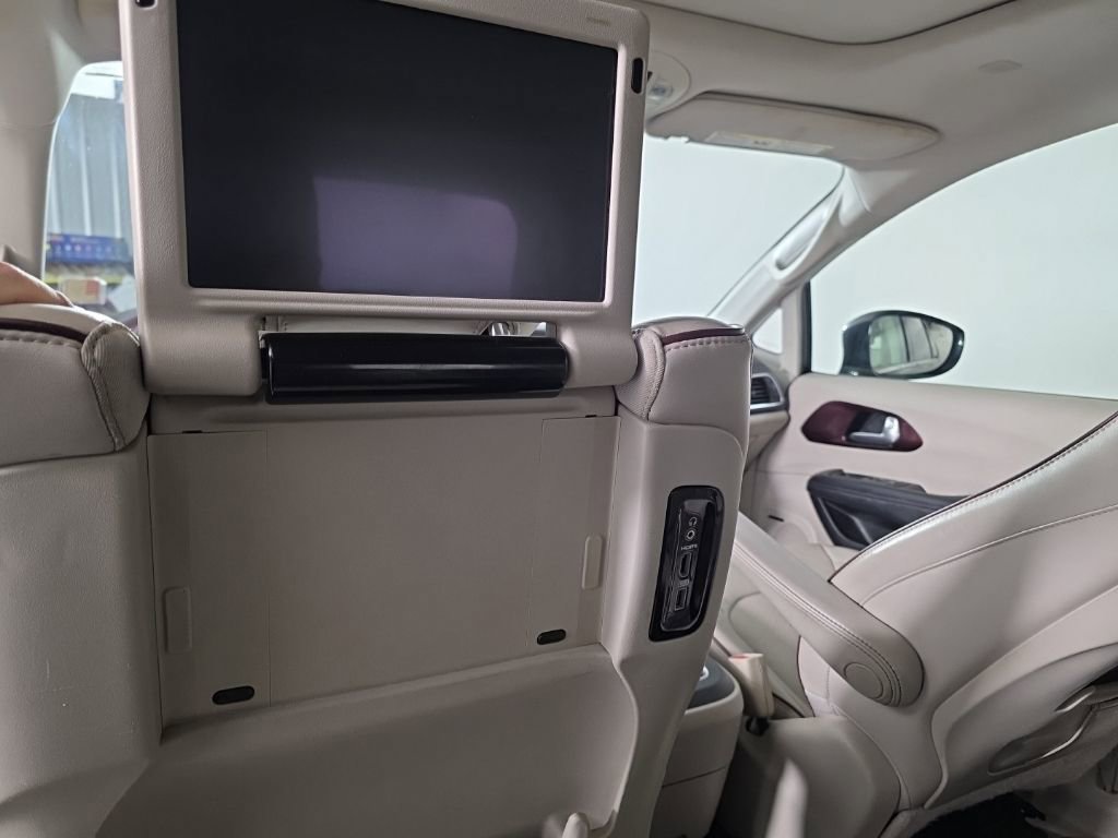 Used 2017 Chrysler Pacifica Limited image 37