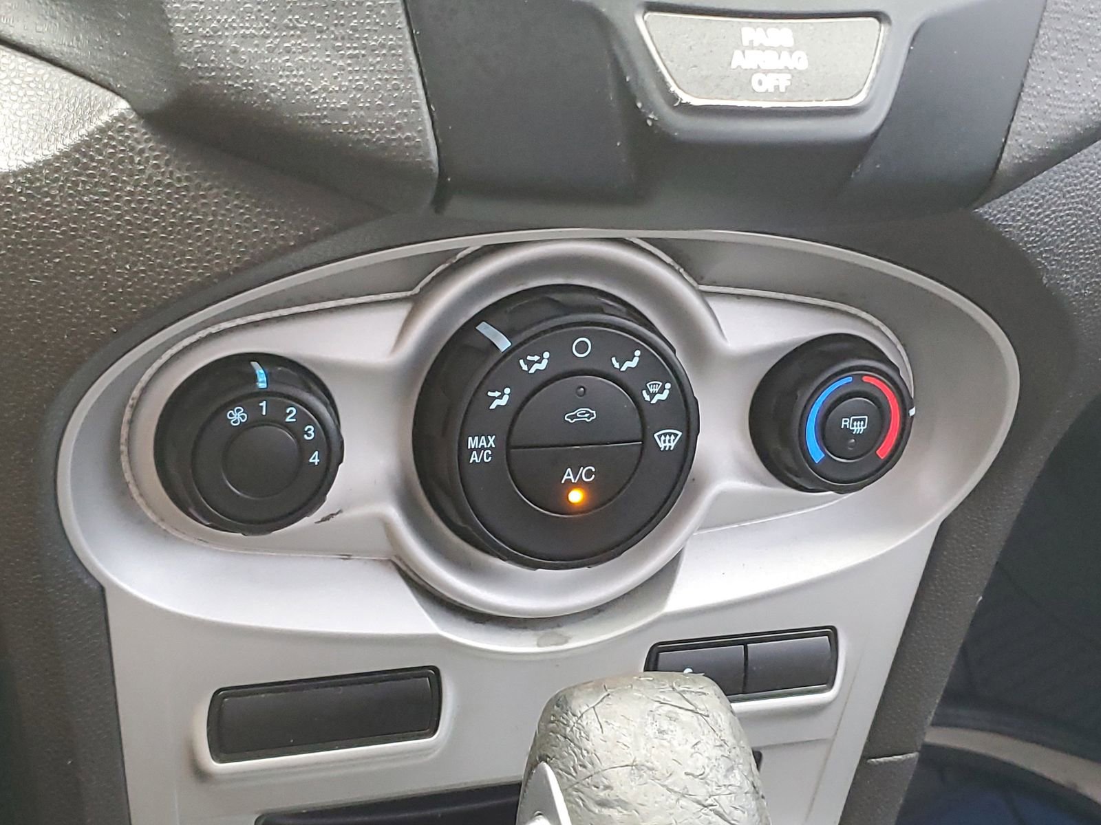 Used 2015 Ford Fiesta SE FWD image 26