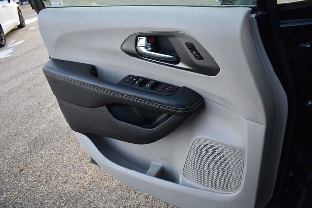 Used 2024 Chrysler Pacifica Touring-L FWD image 37