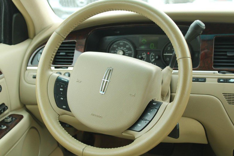Used 2006 Lincoln Town Car Signature image 15