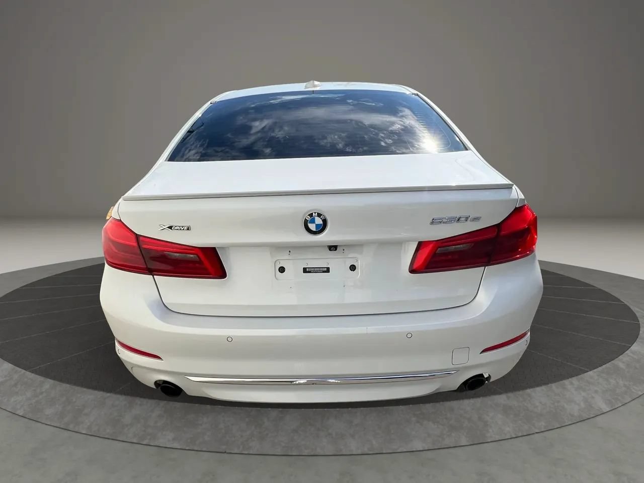 Used 2018 BMW 530e xDrive w/ Premium Package 2 AWD/4WD image 6