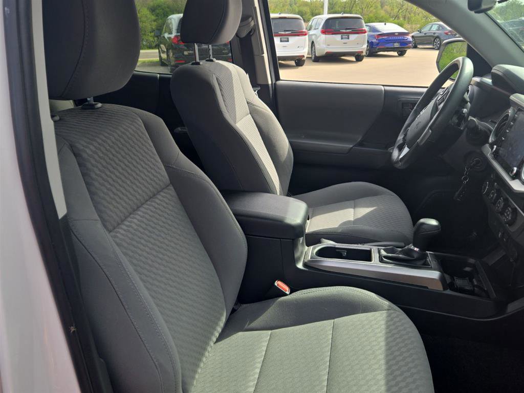 Used 2020 Toyota Tacoma SR5 AWD/4WD image 2