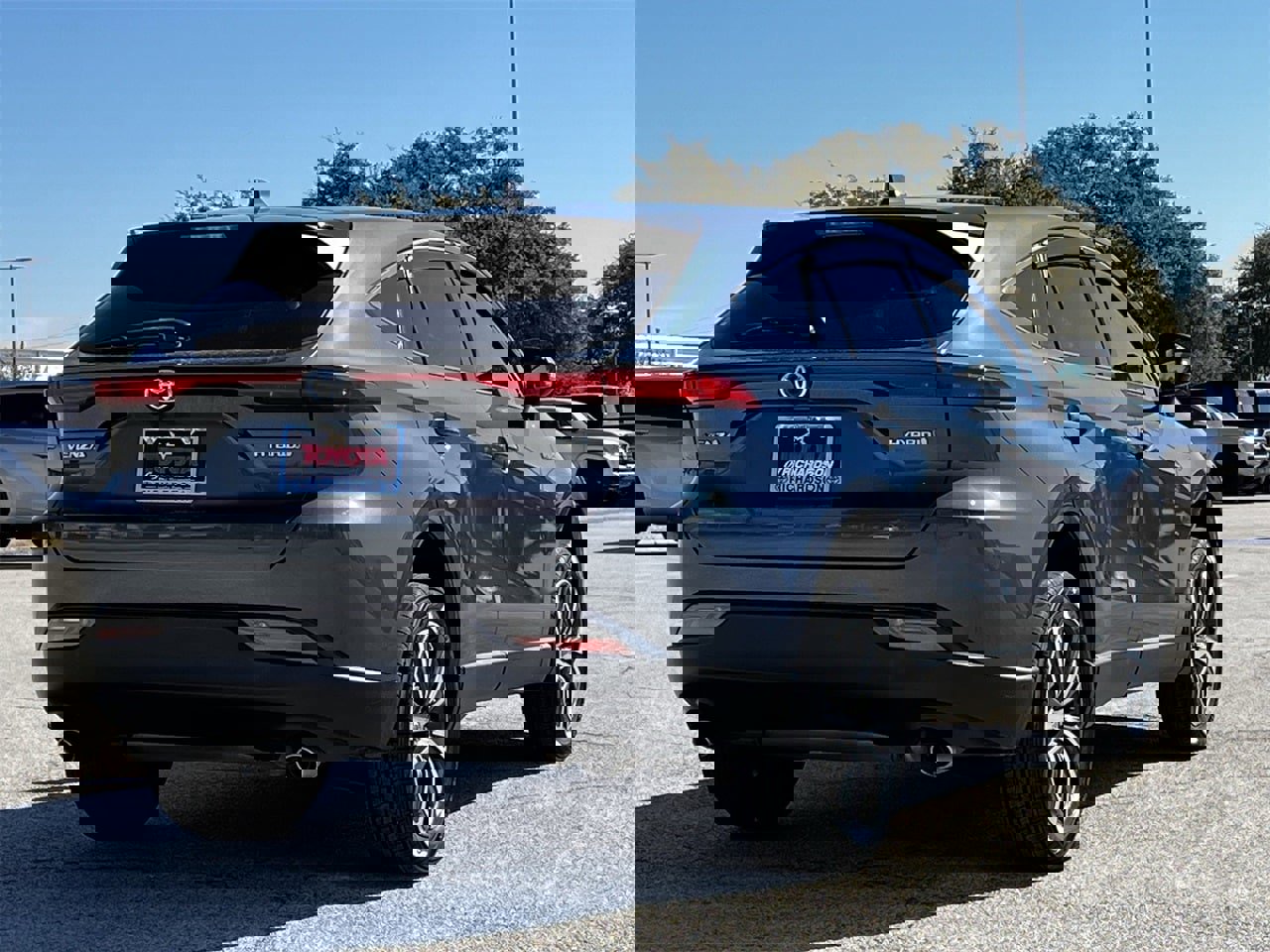 Used 2021 Toyota Venza LE image 4