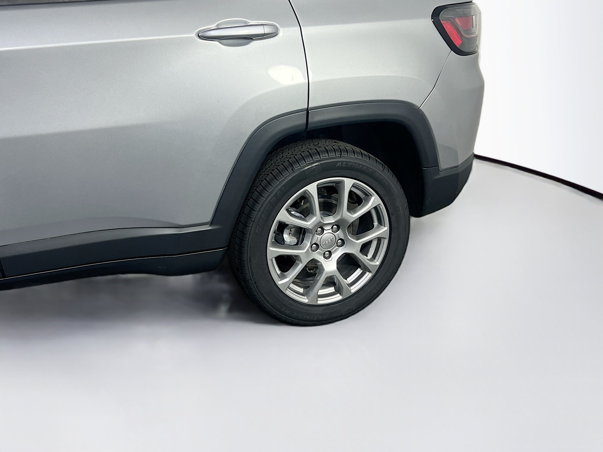 Used 2022 Jeep Compass Latitude w/ Sun and Sound Group AWD/4WD image 29