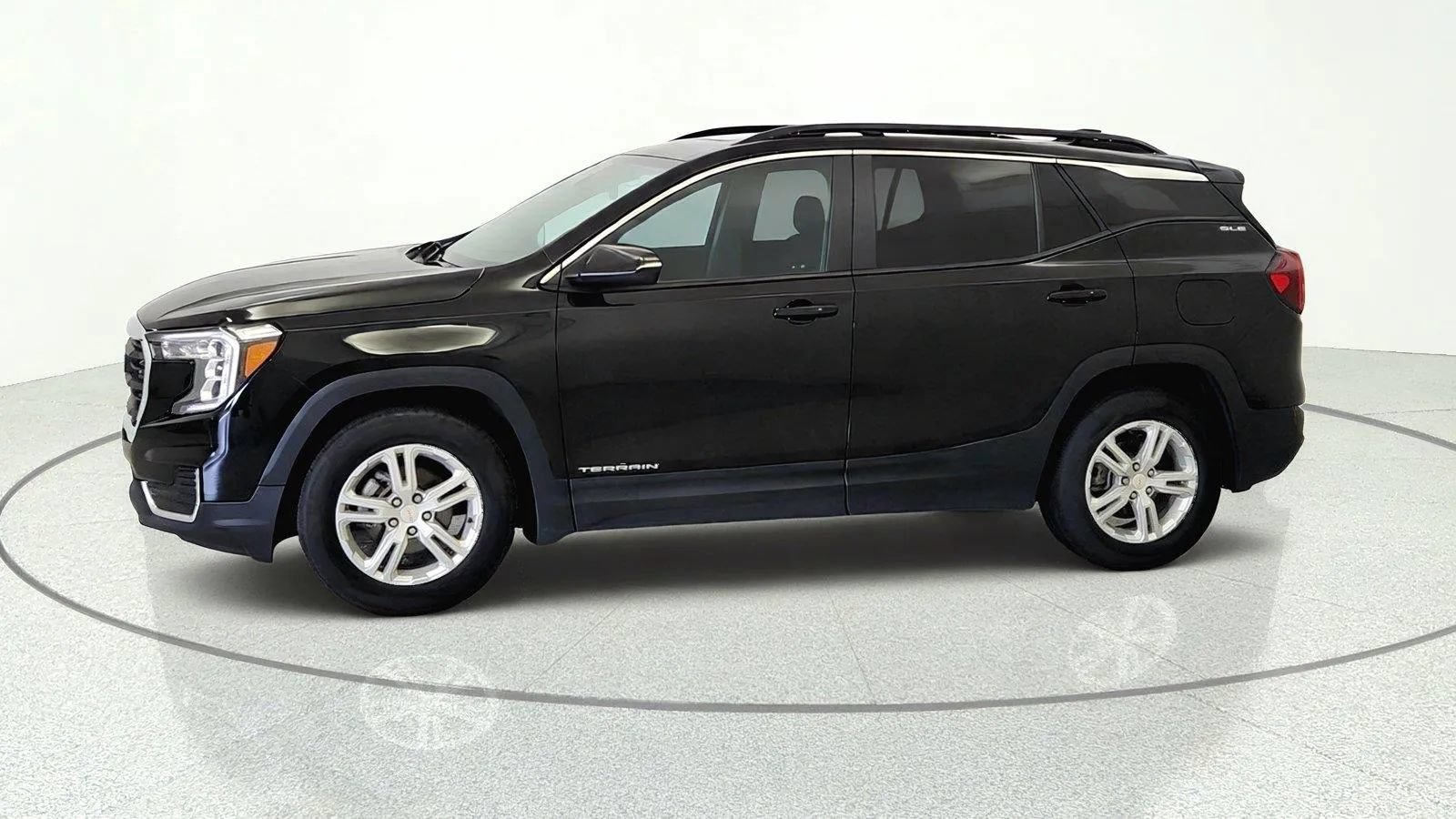 Used 2023 GMC Terrain SLE w/ Driver Convenience Package FWD image 3