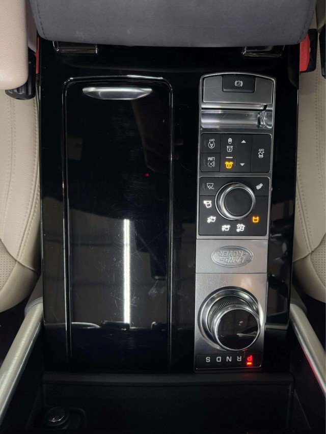 Used 2017 Land Rover Discovery HSE image 32