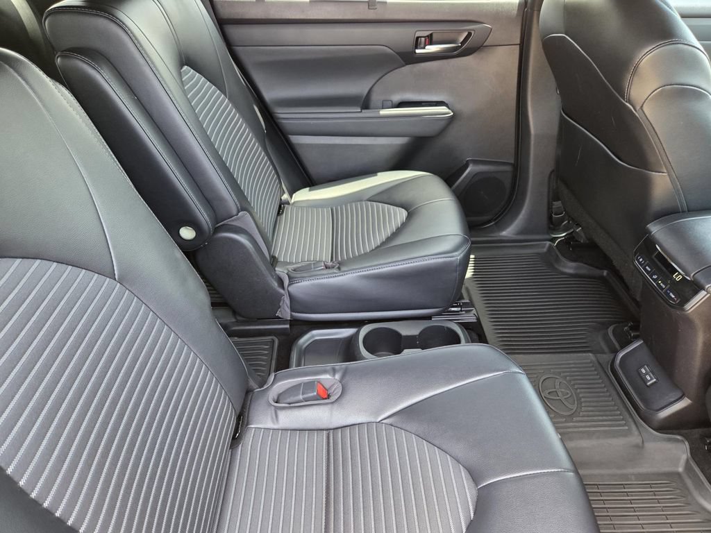 Used 2022 Toyota Highlander XSE FWD image 30