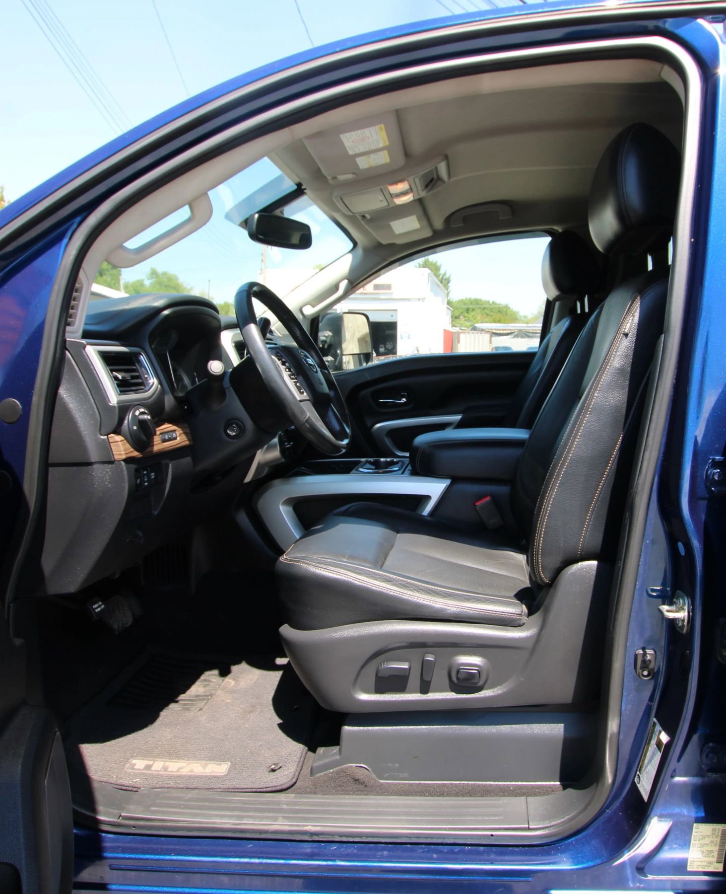 Used 2016 Nissan Titan SL AWD/4WD image 9
