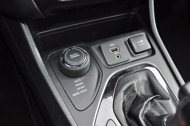 Used 2022 Jeep Cherokee Limited AWD/4WD image 34