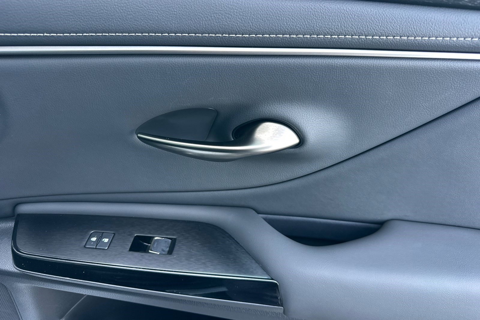 Certified 2025 Lexus ES 300h w/ Premium Package image 21