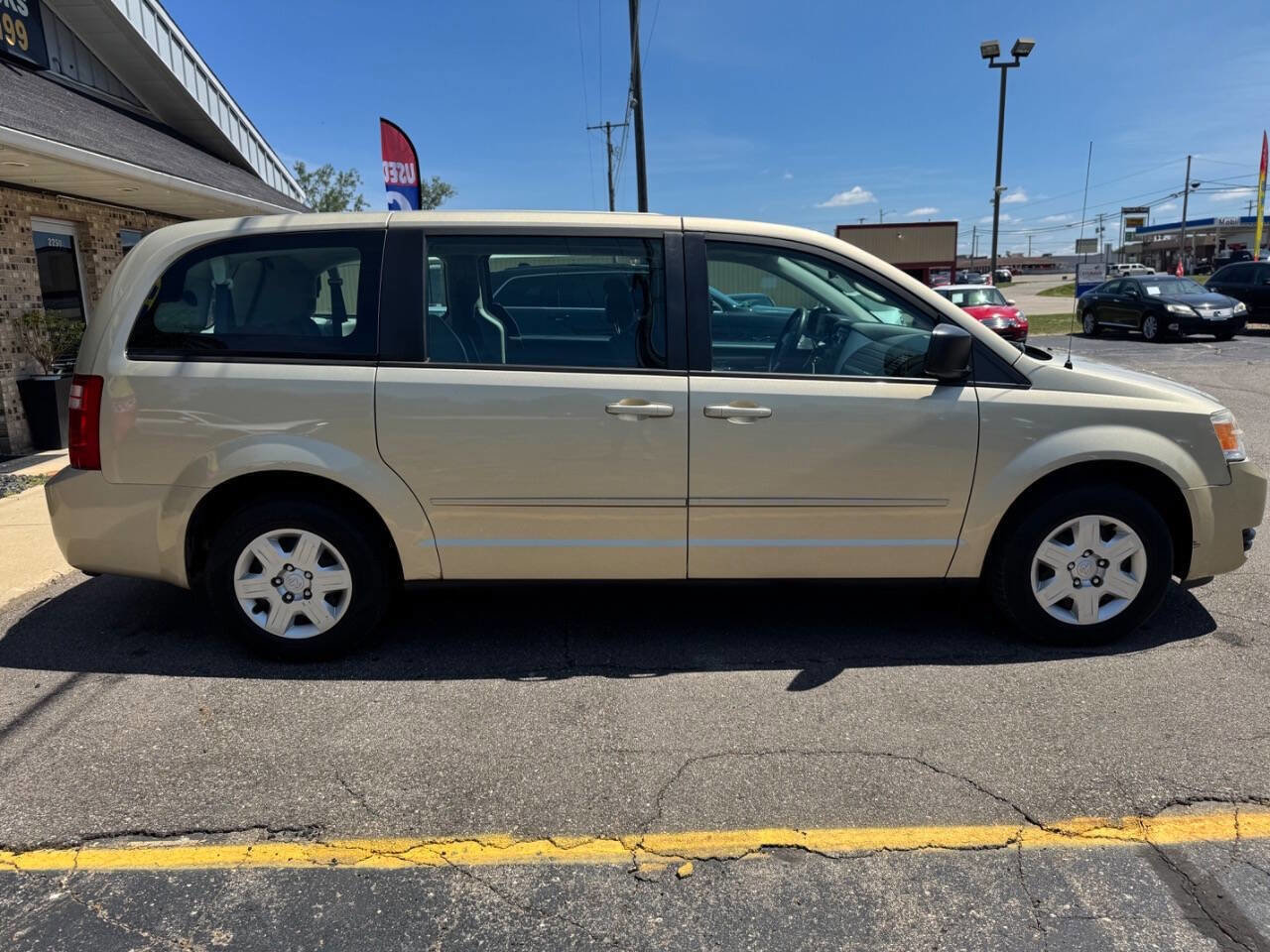 Used 2010 Dodge Grand Caravan SE image 2