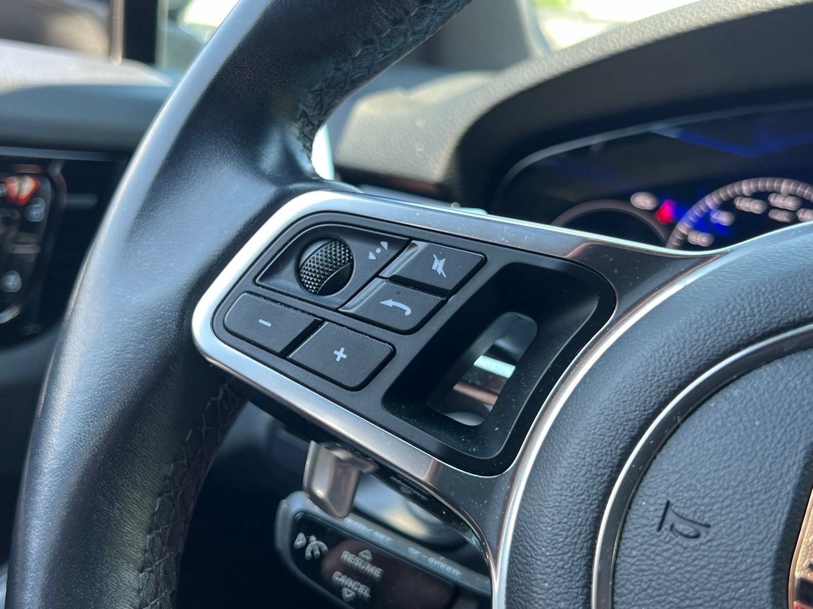 Certified 2020 Porsche Cayenne AWD/4WD image 21