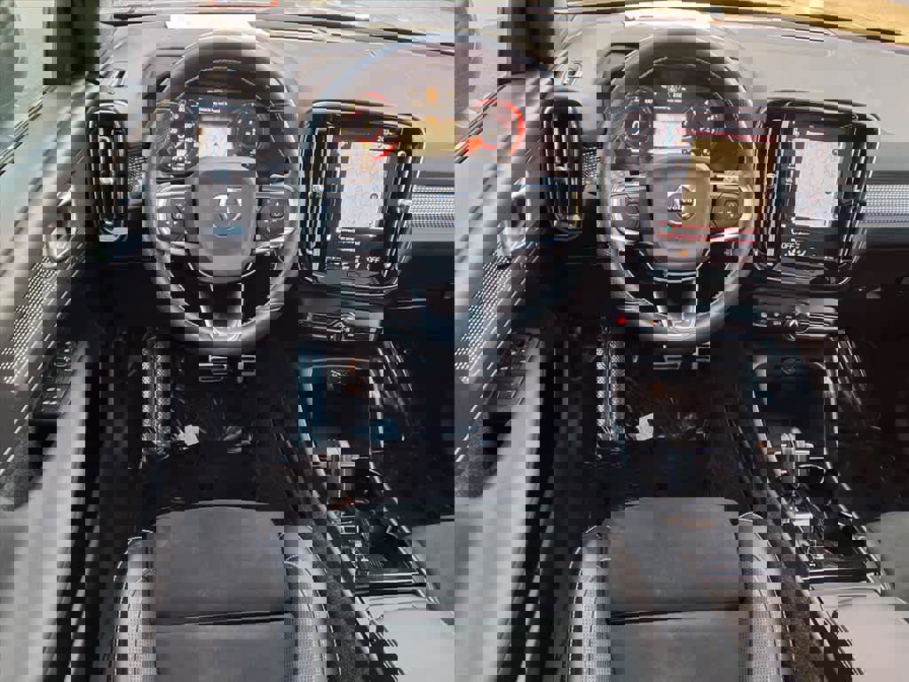 Used 2019 Volvo XC40 T5 R-Design image 8