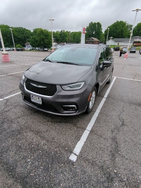 Used 2022 Chrysler Pacifica Touring-L FWD image 2