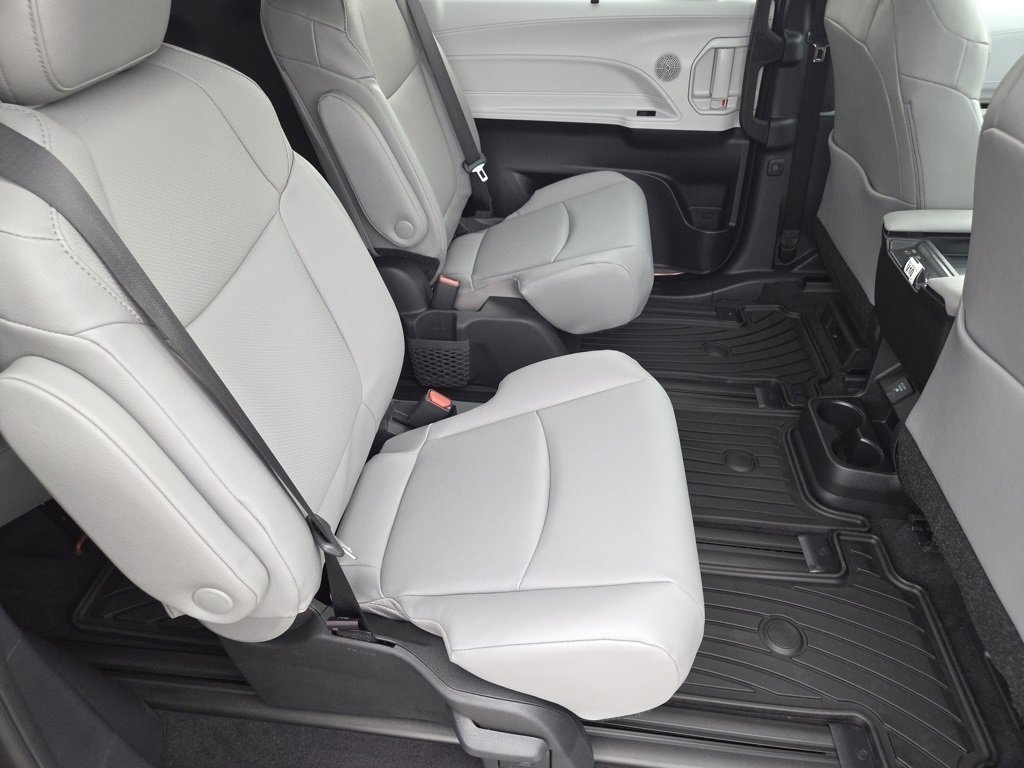 New 2026 Toyota Sienna XLE image 8